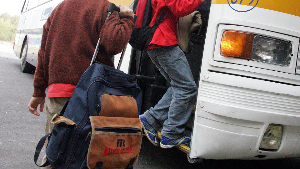 Escolares accediendo a un autobús escolar. ADP