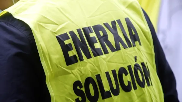 Un empleado de Alcoa, durante una protesta. VICTORIA RODRÍGUEZ