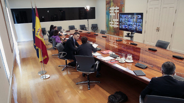 Sánchez e Illa, en una videoconferencia con los presidentes autonómicos. ARCHIVO