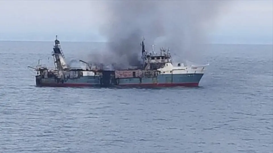 Incendio en el pesquero Fígaro. TWITTER