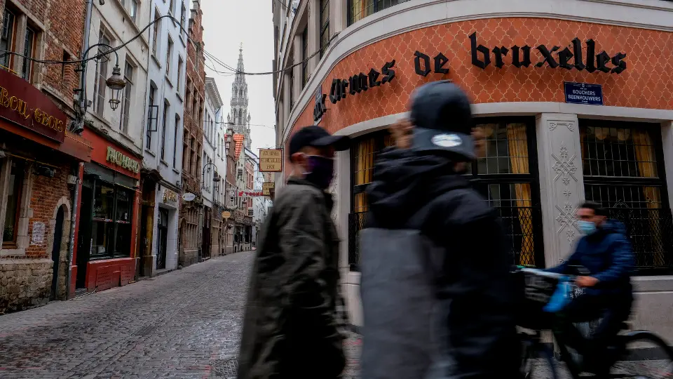 Locales de hostelería en Bruselas, cerrados como medida contra el coronavirus. OLIVIER HOSLET (EFE)