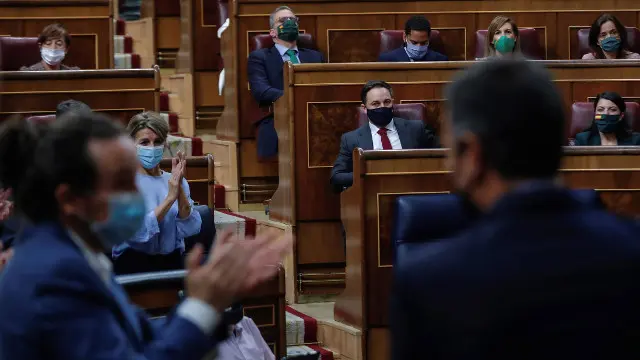 Abascal, al fondo, tras la intervención de Pedro Sánchez. EMILIO NARANJO (EFE)