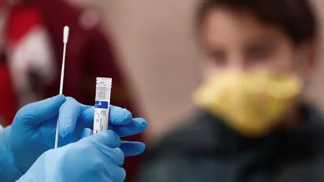 Una enfermera se prepara para realizar una prueba PCR. EFE