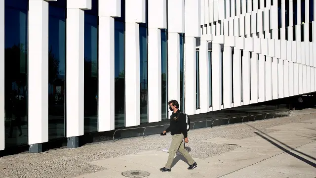 Un hombre con mascarilla pasea por Lisboa. EUROPA PRESS