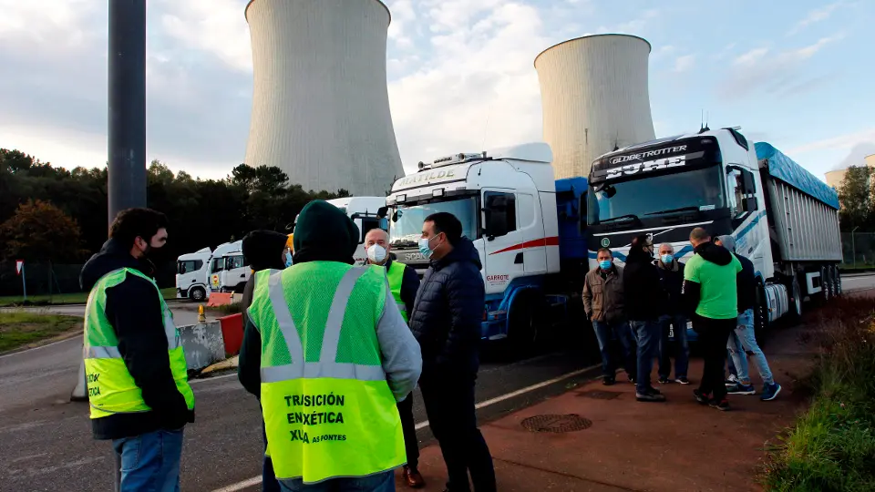 Transportistas y trabajadores de empresas auxiliares de la central de Endesa cierran las entradas a la central térmica de As Pontes, este jueves. KIKO DELGADO (EFE)