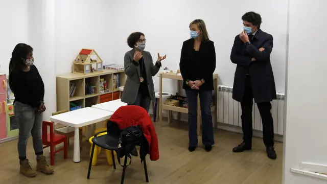 Fabiola García y Javier Arias, con representantes de la Fundación Juan Soñador. BRAIS LÓPEZ HORTAS