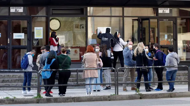 Alumnos a la puerta de un instituto. EFE
