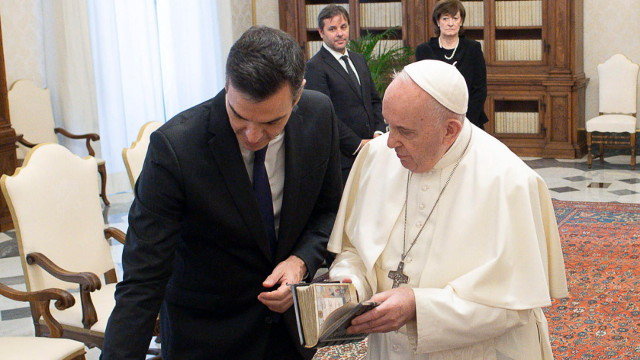 El papa Francisco, junto a Pedro Sánchez. EFE
