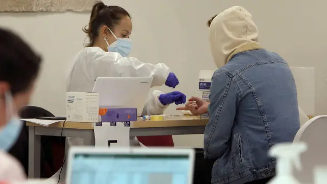 Un estudiante de la USC realizando una prueba serol&oacute;gica. EFE