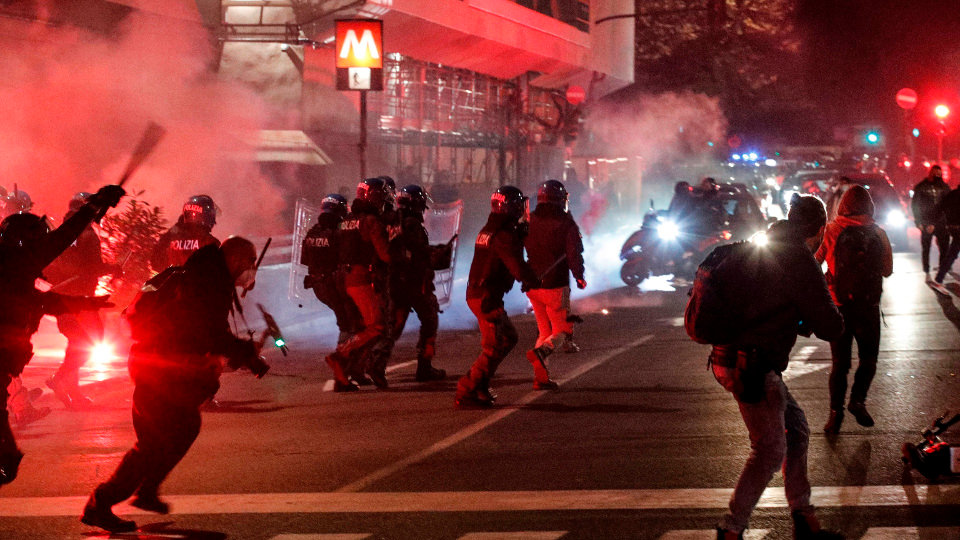 La policía antidisturbios y los miembros del grupo de extrema derecha Forza Nuova se enfrentan durante una protesta contra las restricciones, este sábado en Roma. GIUSEPPE LAMI (EFE)