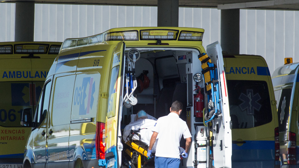 Un profesional sanitario baja de una ambulancia en camilla a un paciente con covid-19. CARLOS CASTRO (EUROPA PRESS)