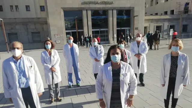 Personal sanitario, delante de un hospital. EFE