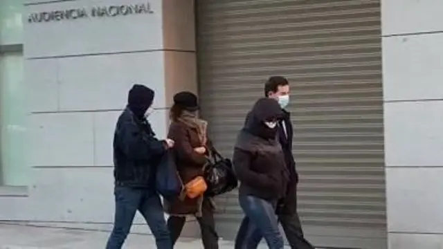 La mujer del excomisario Villarejo, junto a otros dos acusados. EUROPA PRESS