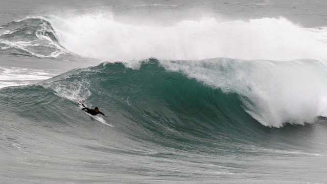 Un surfista na praia de Ponzos de Ferrol. EFE