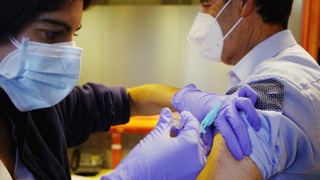 Una sanitaria pone la vacuna de la gripe a un lucense. ADRA PALLÓN