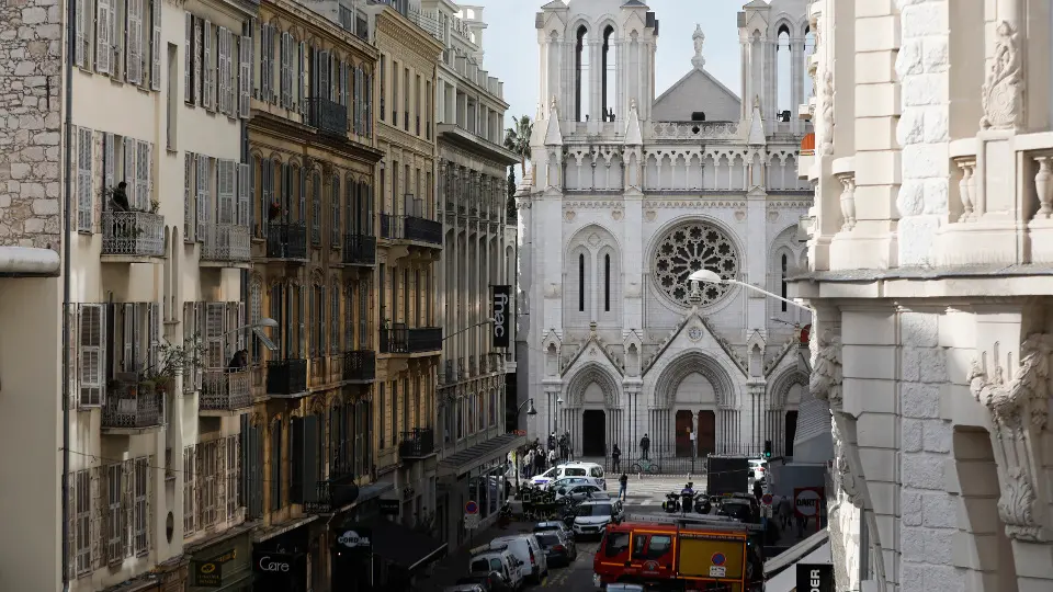 Operativo desplegado a las puertas de la iglesia de Nuestra Señora de Niza. SEBASTIEN NOGIER (EFE)