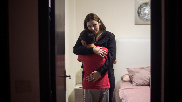 Rosalía Bermejo abraza a su hijo en su casa, en Ourense. BRAIS LORENZO