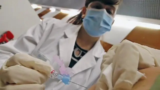 Una enfermera en el inicio de la campaña de vacunación. LAVANDEIRA