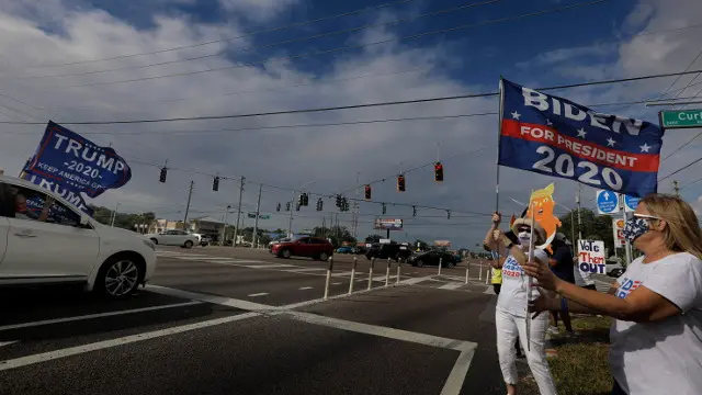 Seguidores de Trump y Biden, en Florida. EFE