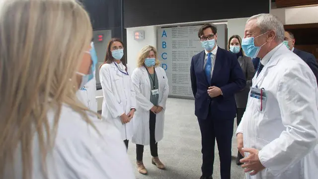 El ministro Illa, en su visita al Álvaro Cunqueiro. SALVADOR SAS