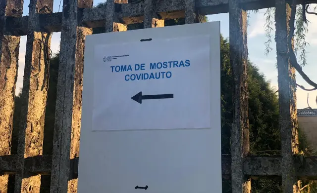 Zona de toma de mostras 'covidauto' do Hospital Cl&iacute;&shy;nico de Santiago. EUROPA PRESS