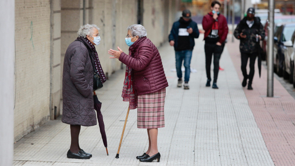 Señoras falando nunha rúa de Pontevedra. GONZALO GARCÍA