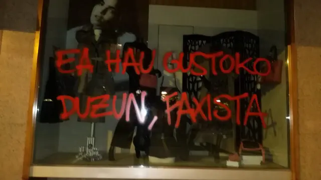 Pintadas en el negocio de la madre y la hermana de Abascal. TWITTER