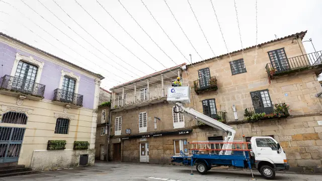 Colocación das luces de Nadal en Pontevedra. BEATRIZ CÍSCAR