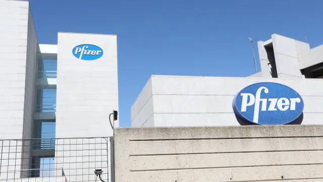 Logo de Pfizer no edificio dos laboratorios da marca en Madrid. EUROPA PRESS