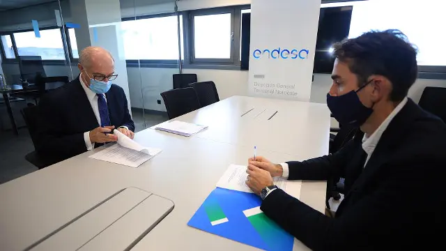 O secretario xeral de Educación e FP, José Luís Mira, asina un convenio de colaboración co responsable de Relacións Institucionais de Endesa Noroeste, José Antonio Menéndez. MONCHO FUENTES