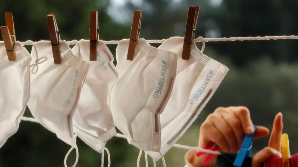 Mascarillas en un tendal. EFE