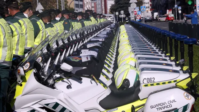 Parte del dispositivo de la Guardia Civil que trabaja con la Vuelta. XESÚS PONTE