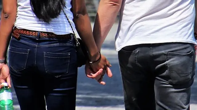 Unha parella camiña da man.PIXABAY