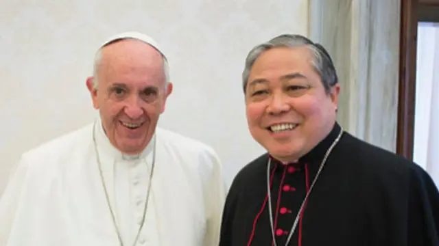 El nuncio Bernardito Auza, junto al papa Francisco. TWITTER