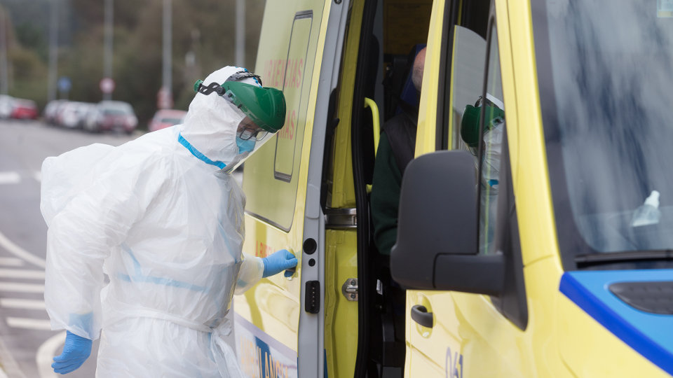 Un trabajador sanitario entra en una ambulancia tras recoger a un hombre en una residencia. CARLOS CASTRO (EUROPA PRESS)