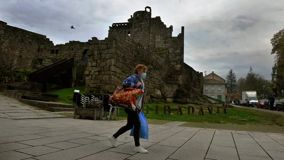 Una mujer camina frente al castillo de Ribadavia. ROSA VEIGA