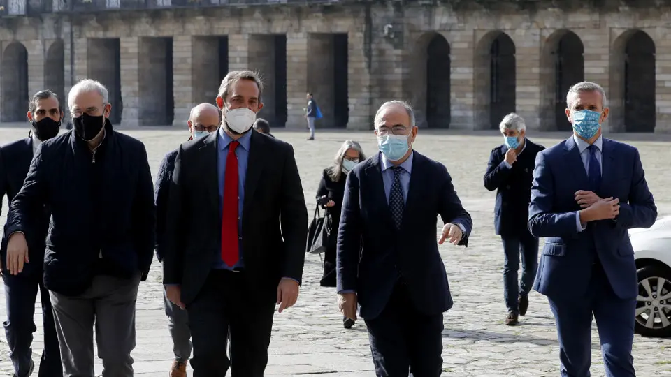 Fernando Valdés (2-i), Alfonso Rueda (d), Xosé Sánchez Bugallo y el concejal de Turismo, Gurmesindo Guinarte (i). EFE