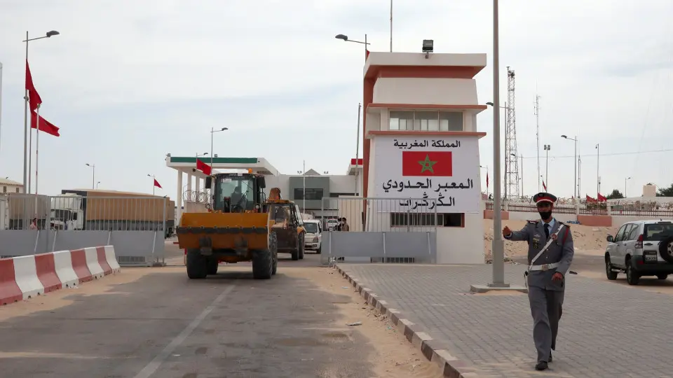 Palas excavadoras que desalojaron los obstáculos puestos por el Frente Polisario en Guerguerat. EFE
