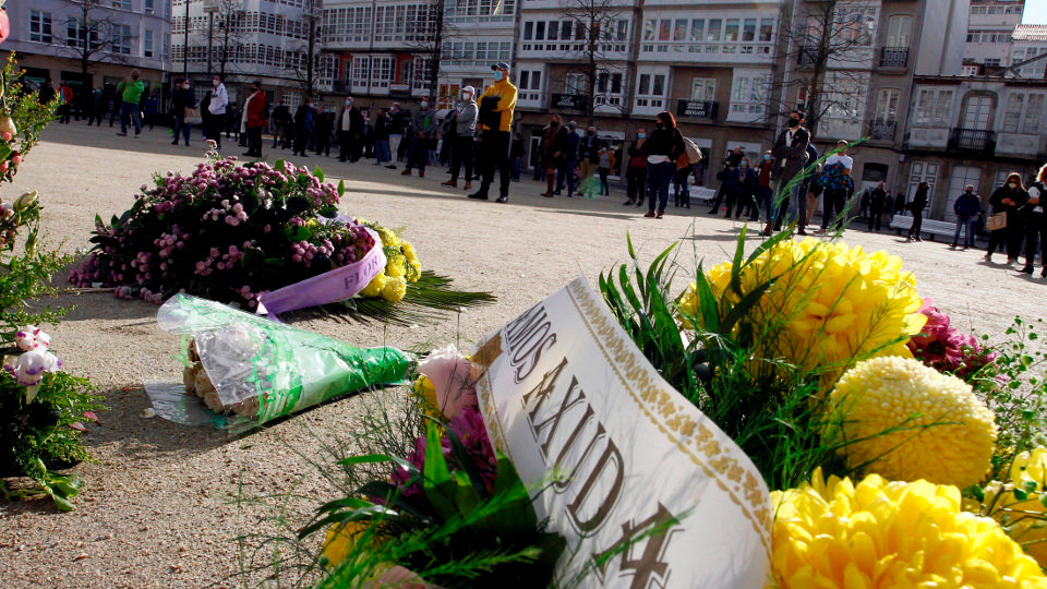 Flores para escenificar la muerte de la hostelería, en una protesta organizada por el sector. KIKO DELGADO (EFE)