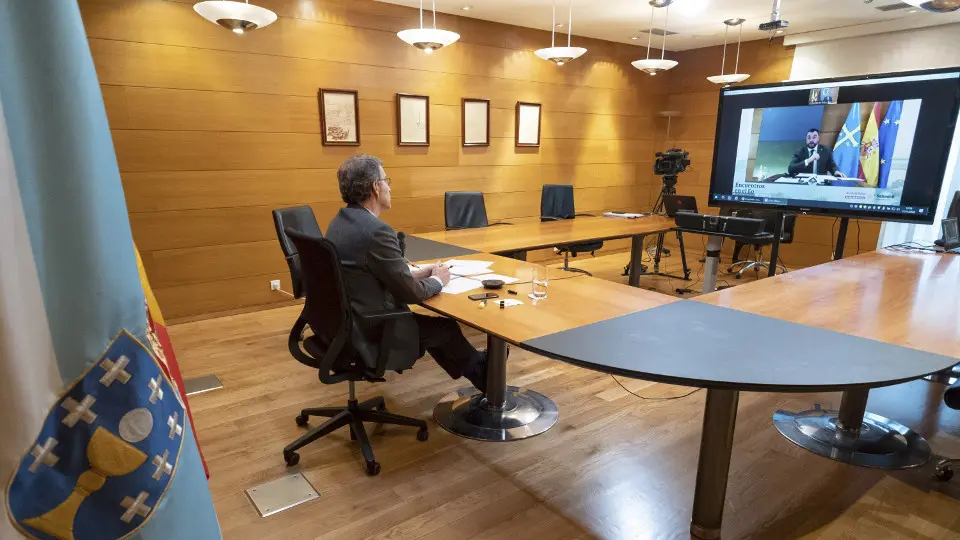 Alberto Núñez Feijóo (i) conversa por videoconferncia con el presidente del Principado de Asturias, Adrián Barbón. EFE