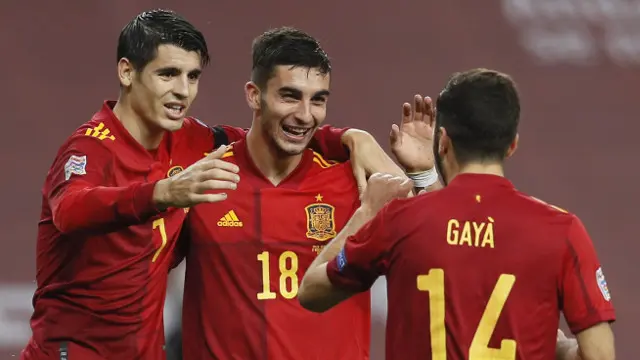 Ferran celebra uno de sus goles con Morata y Gayá. EFE