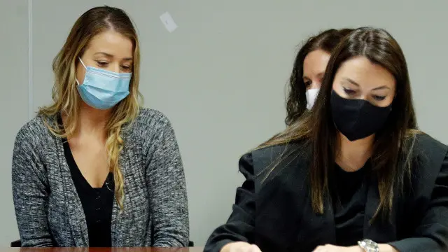 Maje (izquierda), durante el juicio. EFE