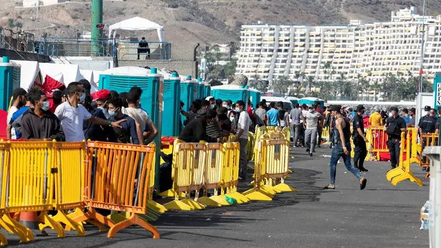 Un grupo de inmigrantes en Arguineguín. EFE