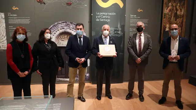Rom&aacute;n Rodr&iacute;guez, presenta el cat&aacute;logo de la exposici&oacute;n 'Viae ad limina Sancti Iacobi', de Chencho Pardo Vald&eacute;s.