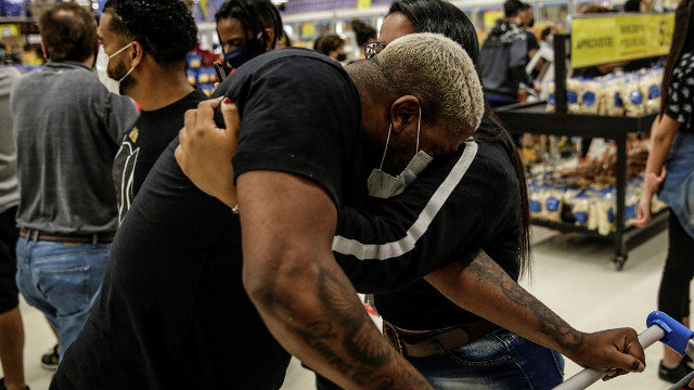 Un hombre llora en una protesta en un supermercado brasileño. EFE