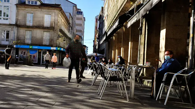 Clientes en una terraza en O Carballiño, que inicia este sábado su desescalada. ROSA VEIGA (EP)