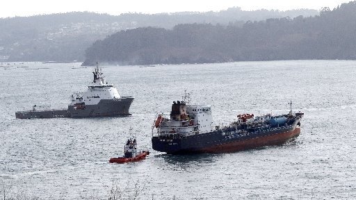 Imagen de archivo del rescate del buque 'Blue Star'. EFE