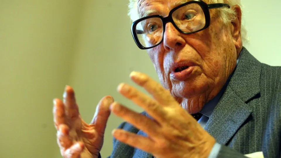 Fernández del Riego. AEP