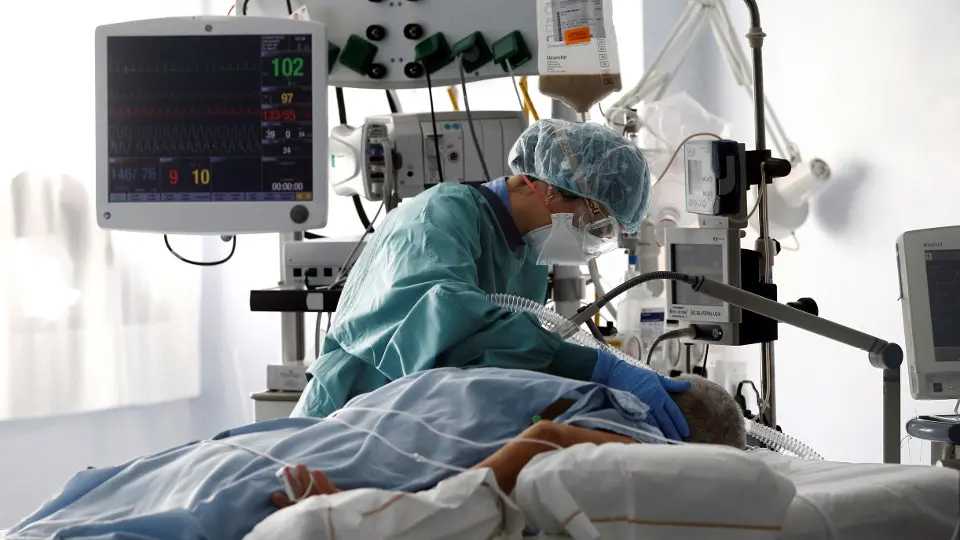 Una enfermera atiende a un paciente en la Uci en Navarra. EFE