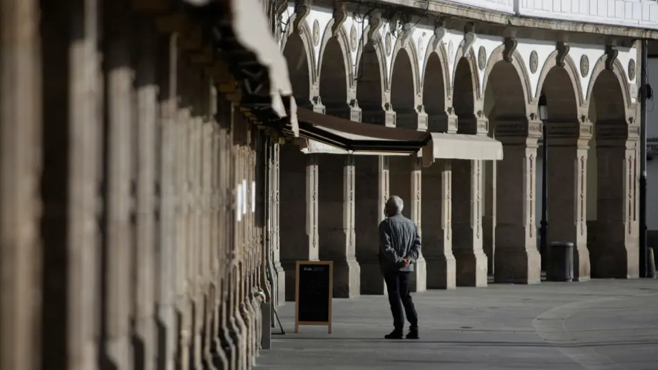 Un hombre aguardaba a que le sirvieran un café para llevar en la zona de La Marina en A Coruña. CABALAR